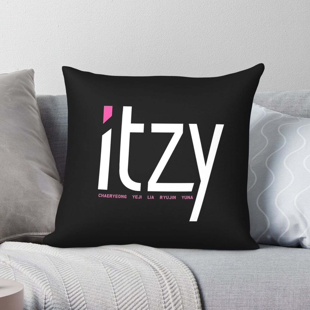 Home Decor Dallas - Itzy Band Dalla Dalla スクエア枕カバー ポリエステル